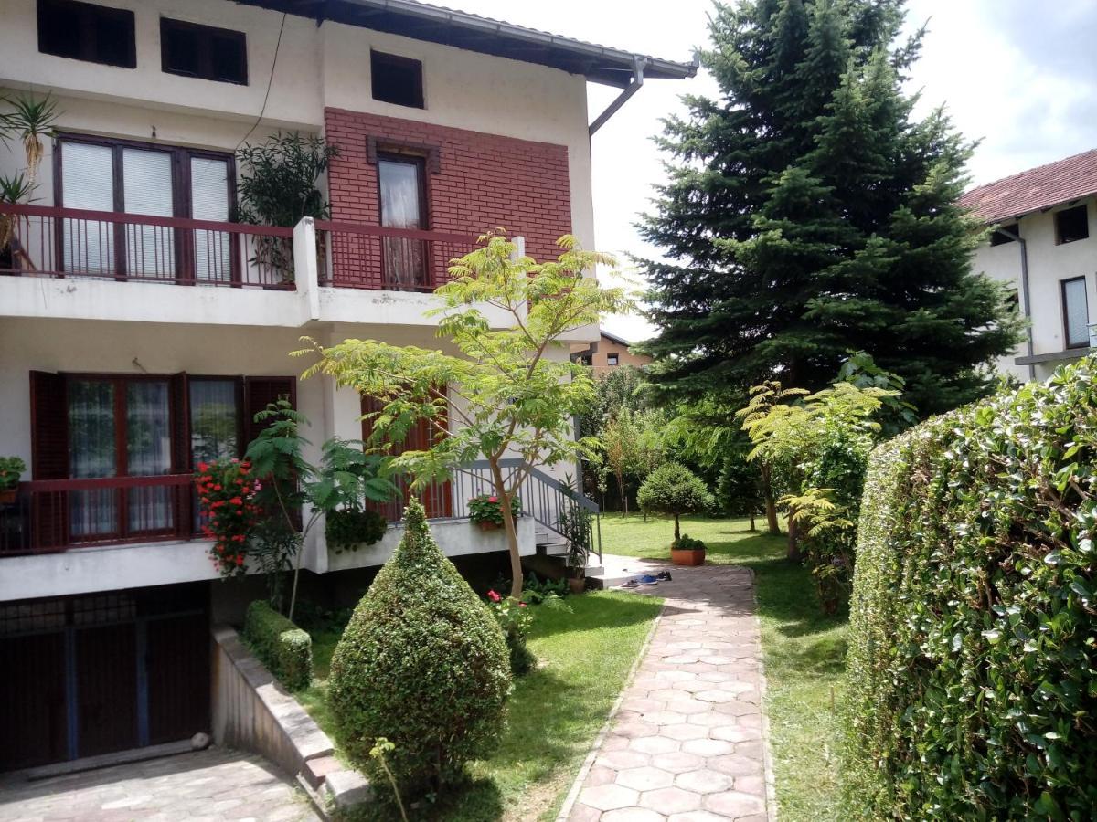 Bus Station Hostel Peje Ngoại thất bức ảnh
