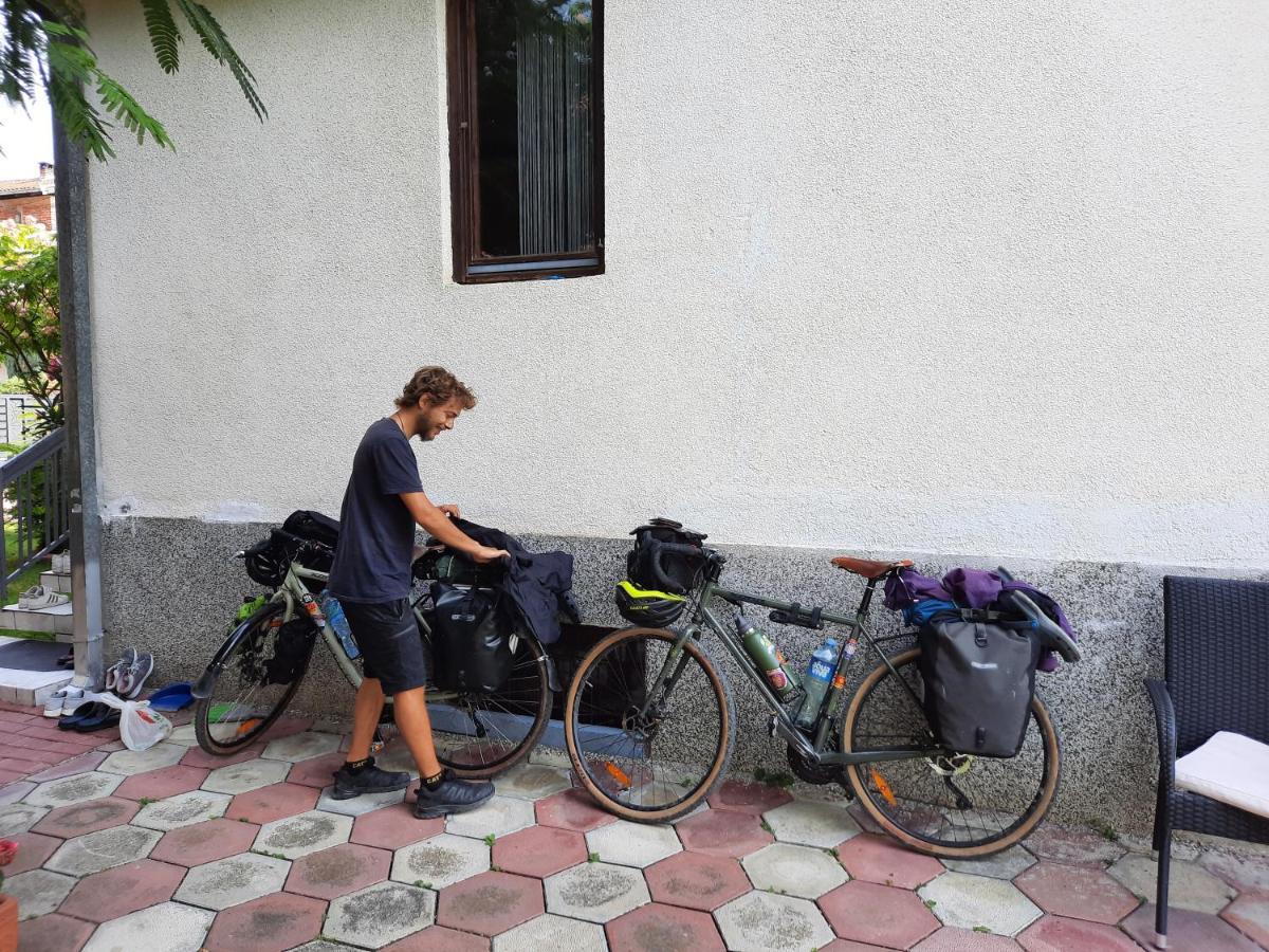 Bus Station Hostel Peje Ngoại thất bức ảnh