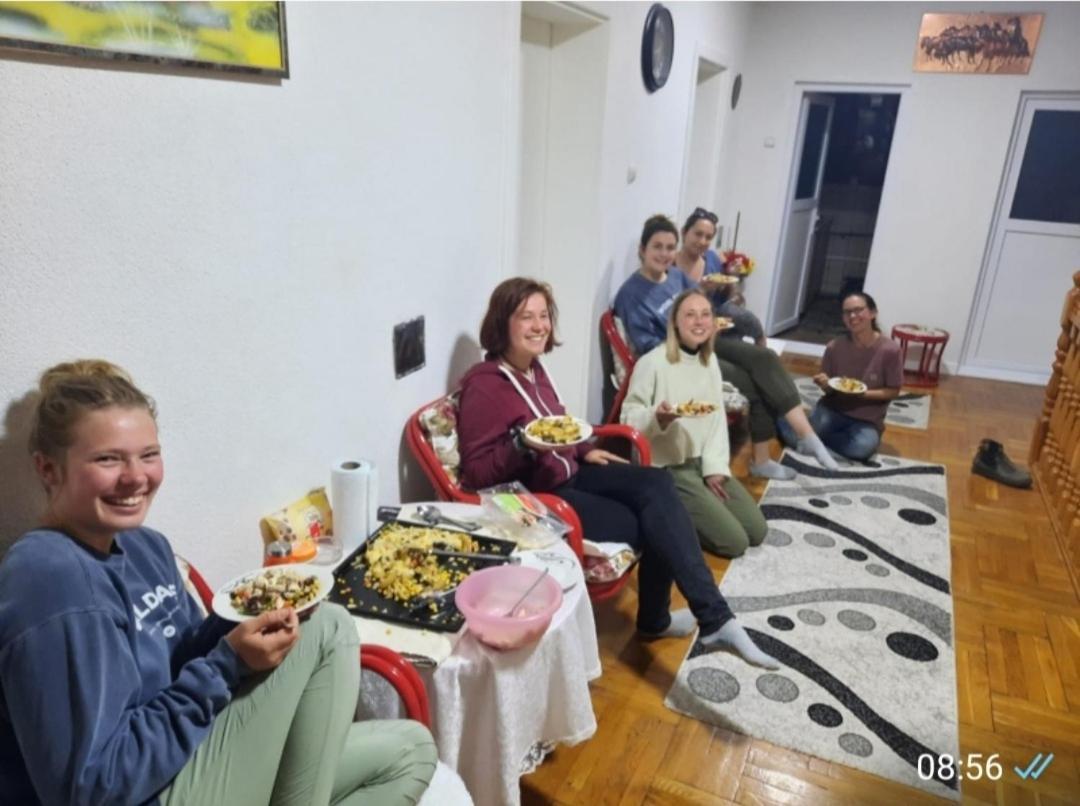Bus Station Hostel Peje Ngoại thất bức ảnh
