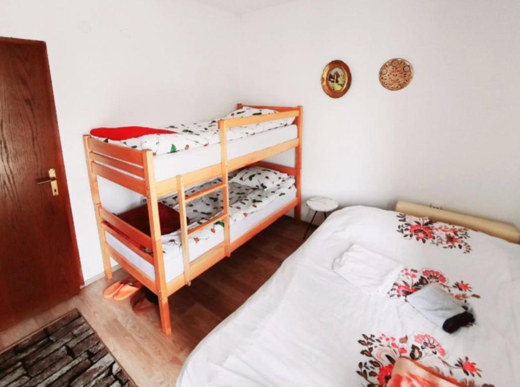 Bus Station Hostel Peje Ngoại thất bức ảnh