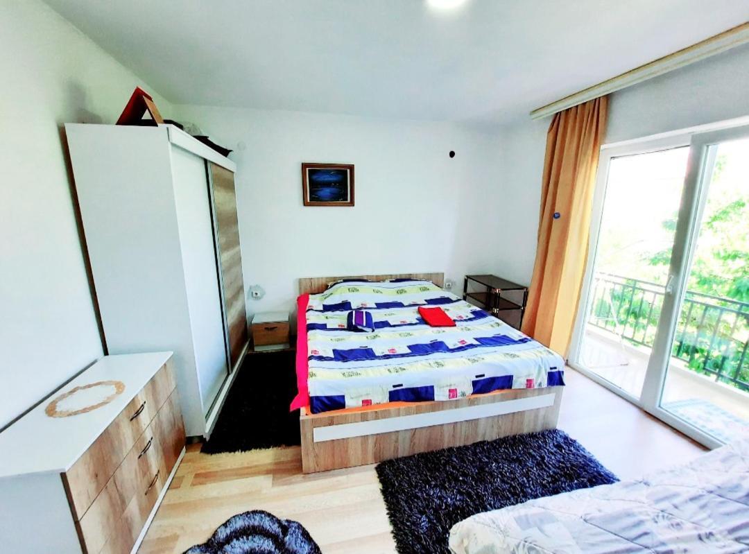 Bus Station Hostel Peje Ngoại thất bức ảnh