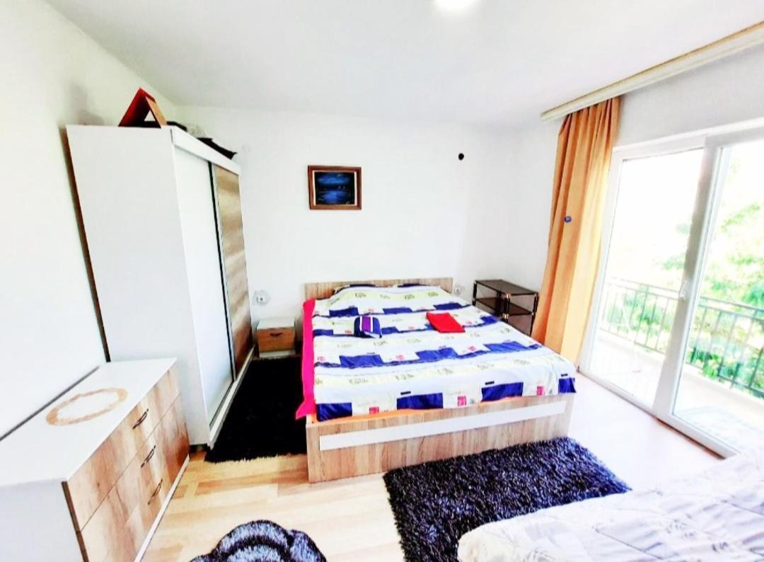Bus Station Hostel Peje Ngoại thất bức ảnh