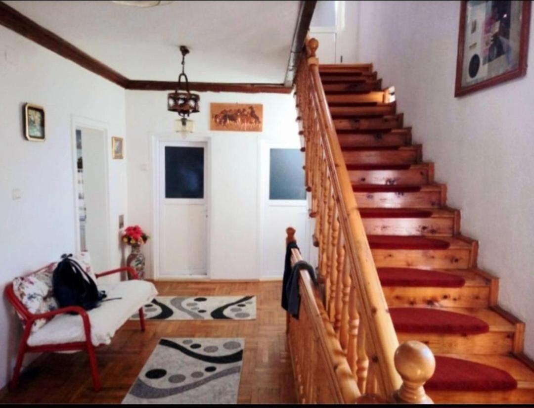 Bus Station Hostel Peje Ngoại thất bức ảnh